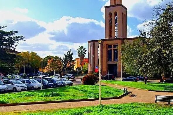 Sacro Cuore — chiesa e piazza del quartiere