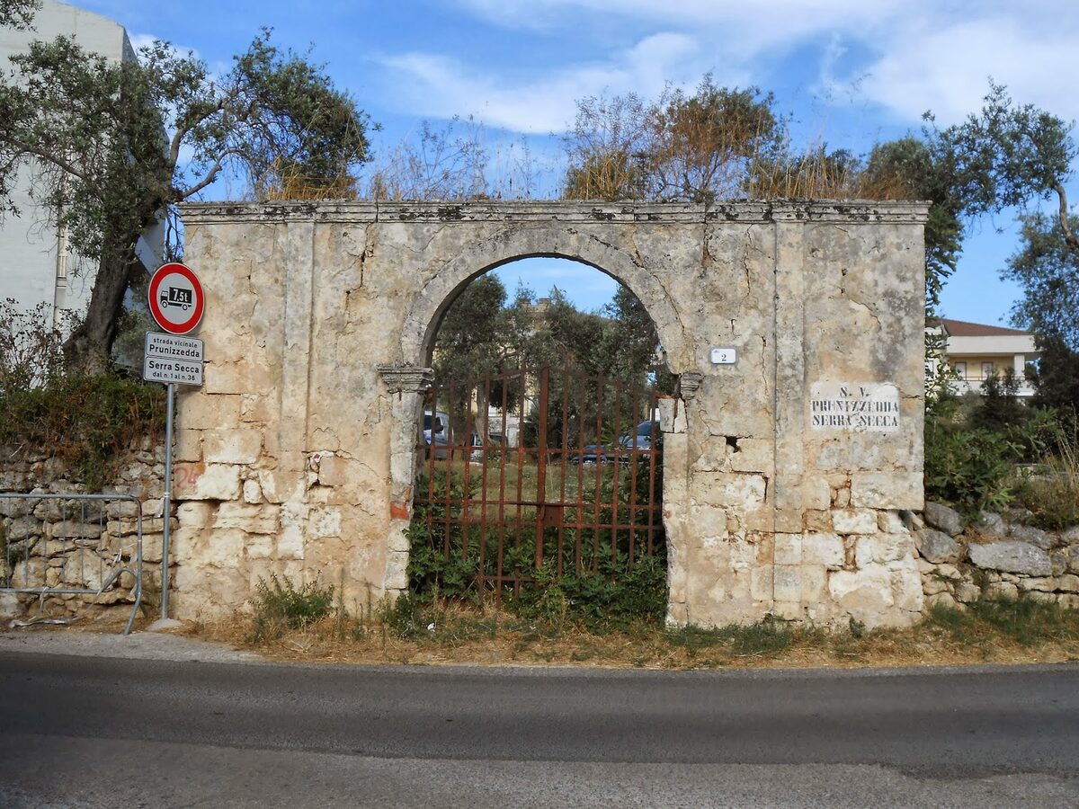 Luna e Sole — chiesa parrocchiale e spazi verdi