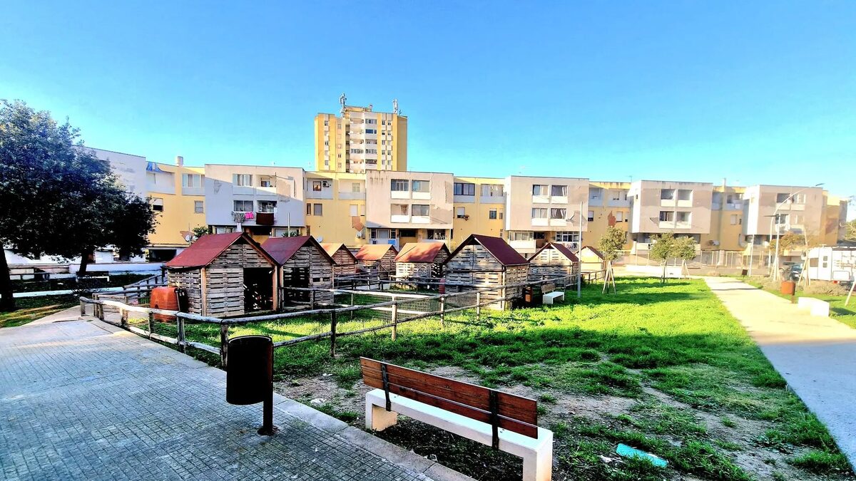 Santa Maria di Pisa — area giochi e palazzi residenziali